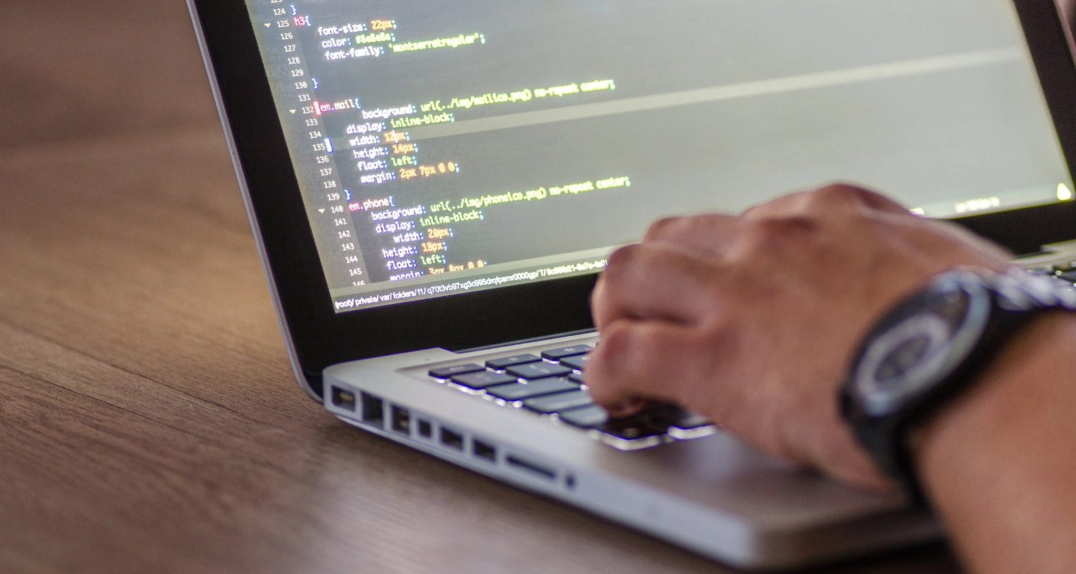 مزیت های طراحی سایت با کد نویسی